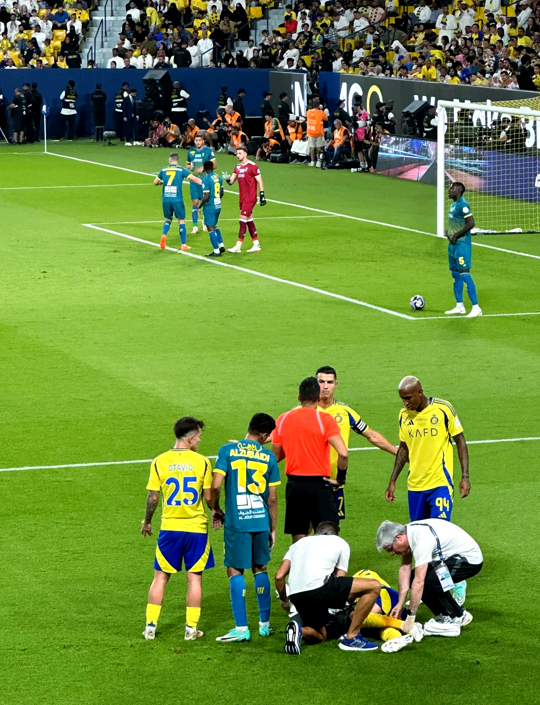 关于主场球迷热情高涨，氛围感染全场的信息